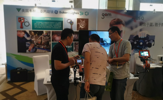 北京韋林意威特工業內窺鏡有限公司的技術人員，正在為與會者介紹韋林工業內窺鏡在汽車檢測方面的應用